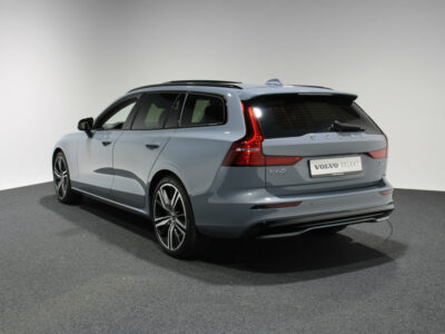 Volvo V60 B4 197 PK Plus Dark IntelliSafe Parkeerverwarming