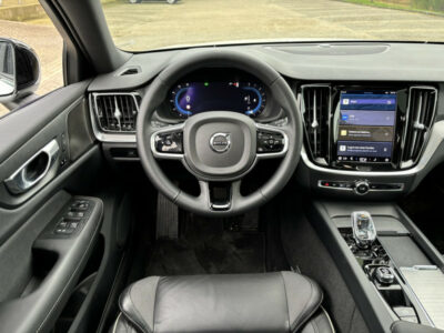 Volvo V60 B3 Plus Dark Schuif-/kanteldak Harman/Kardon Trekhaak Automaat