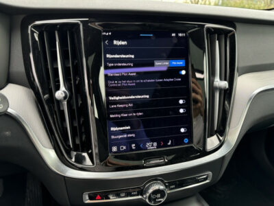 Volvo V60 B3 Plus Dark Schuif-/kanteldak Harman/Kardon Trekhaak Automaat