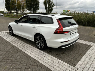 Volvo V60 B3 Plus Dark Schuif-/kanteldak Harman/Kardon Trekhaak Automaat