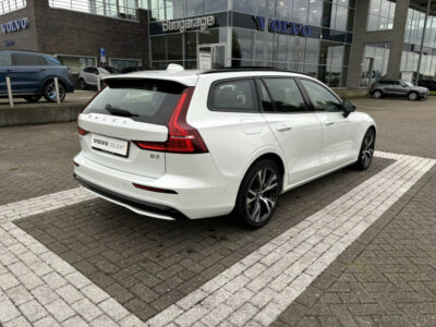 Volvo V60 B3 Plus Dark Schuif-/kanteldak Harman/Kardon Trekhaak Automaat